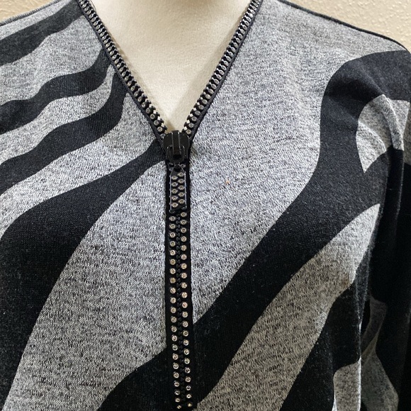 Frank Lyman, light weight jacket.. Black and gray with Rhinestone zipper. - Picture 3 of 5